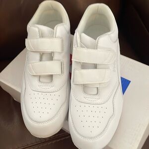 Men’s sizes 9 Propel walking shoes